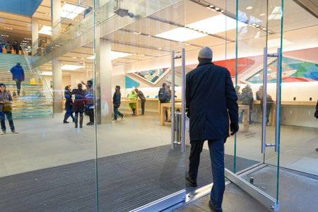 CHICAGO, IL - MARCH 24, 2016: entryway of Apple store. Apple Store is a chain of retail stores owned and operated by Apple Inc., dealing with computers and consumer electronics.のeditorial素材