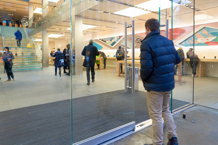 CHICAGO, IL - MARCH 24, 2016: entryway of Apple store. Apple Store is a chain of retail stores owned and operated by Apple Inc., dealing with computers and consumer electronics.のeditorial素材