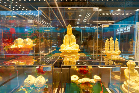 HONG KONG - CIRCA JANUARY, 2016: a display window in a jewellery store. A jewellery store is a retail business establishment, that specializes in selling jewellery and watchesのeditorial素材