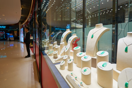 HONG KONG - CIRCA JANUARY, 2016: a display window in a jewellery store. A jewellery store is a retail business establishment, that specializes in selling jewellery and watchesのeditorial素材