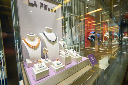 HONG KONG - CIRCA JANUARY, 2016: a display window in a jewellery store. A jewellery store is a retail business establishment, that specializes in selling jewellery and watchesのeditorial素材