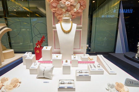 HONG KONG - CIRCA JANUARY, 2016: a display window in a jewellery store. A jewellery store is a retail business establishment, that specializes in selling jewellery and watchesのeditorial素材