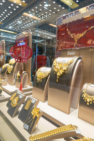 HONG KONG - CIRCA JANUARY, 2016: a display window in a jewellery store. A jewellery store is a retail business establishment, that specializes in selling jewellery and watchesのeditorial素材