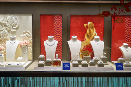HONG KONG - CIRCA JANUARY, 2016: a display window in a jewellery store. A jewellery store is a retail business establishment, that specializes in selling jewellery and watchesのeditorial素材