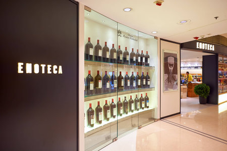 HONG KONG - JANUARY 26, 2016: a store at the Elements shopping mall. Elements is a large shopping mall located on 1 Austin Road West, Tsim Sha Tsui, Kowloon, Hong Kongのeditorial素材