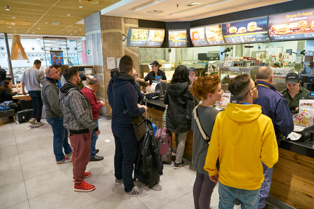 MILAN MALPENSA, ITALY - CIRCA NOVEMBER, 2017: line at a McDonalds service counter at Milan-Malpensa airport.のeditorial素材