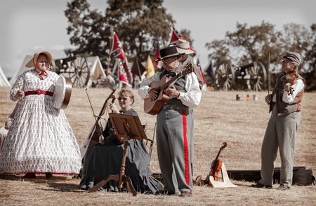 Confederate musicians play and sing before the next battle during a Civil War reenactment.のeditorial素材