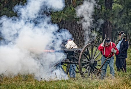 Graeagle, California, United States-October 4 , 2015: Union cannon firing at Confederate troops during a Civil War reenactment.のeditorial素材