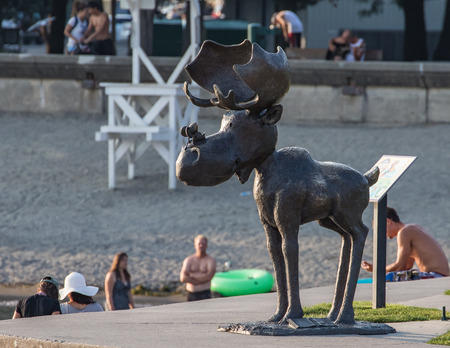 Mudge and Milly, moose with a mouse on his nose statue, Lake Coeur d'Alene, Idaho.のeditorial素材