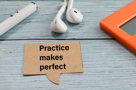 Speech bubble note written with PRACTICE MAKE PERFECTの写真素材