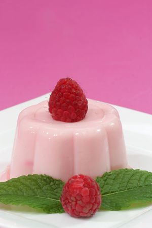 Himbeerpudding mit frischer Himbeerfrucht im Detailの写真素材