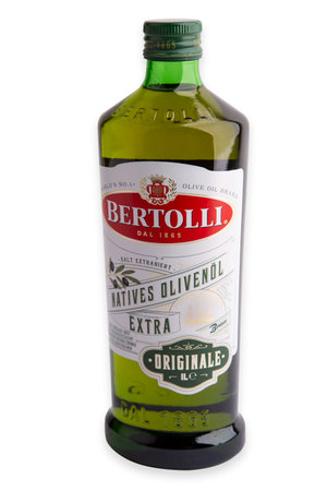 WETZLAR, GERMANY - 2021-12-08Bottle of Bertolli Extra Virgin Olive Oil. Parent company Conagra Brands, founded in 1865.のeditorial素材