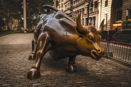 BOWLING GREEN, NEW YORK, USA - SEPTEMBER 16, 2023.  The iconic Charging Bull of Wall Street in the Lower manhattan Financial Districtのeditorial素材