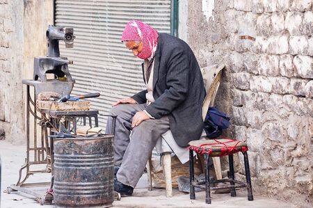 12 february 2007-aleppo-sirya-Shoemaker working shoes in the city of Aleppoのeditorial素材