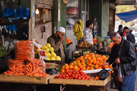 12 february 2007-aleppo-sirya-Fruit market in the city of Aleppoのeditorial素材