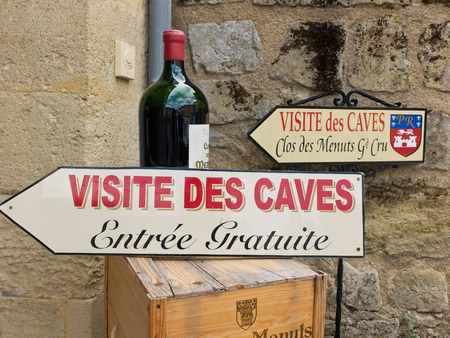 7 may 2014-siant emilion-france-shop selling wine near sant Emilion in Franceのeditorial素材