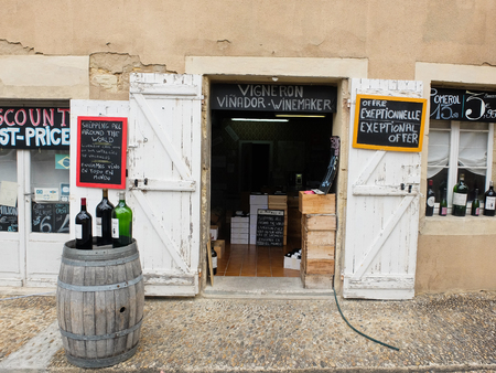 7 may 2014-siant emilion-france-shop selling wine near sant Emilion in Franceのeditorial素材