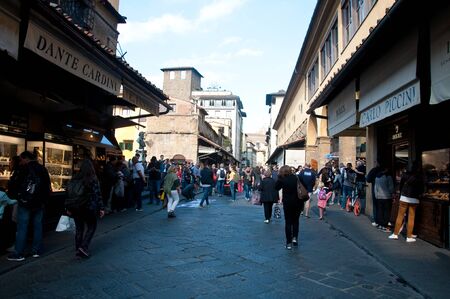 21 october 2017-florence-italy-Daily life on the old bridge in florenceのeditorial素材