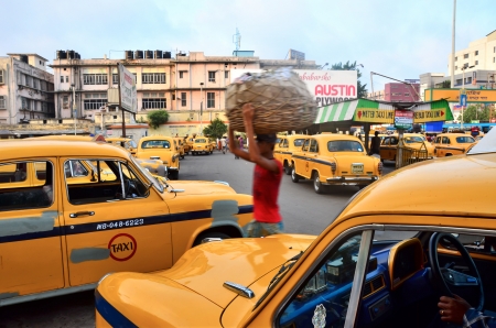 taxi awaiting a ride, kolkata, Indiaのeditorial素材