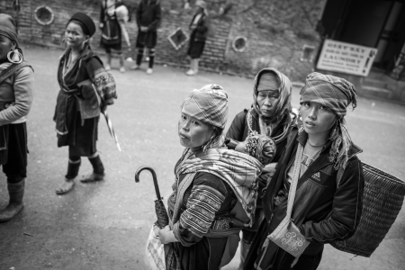 Unidentified H mong woman in Sa Pa, Vietnam December 04, 2012  Sapa is a mountain town in Vietnam and H mong are the 8th largest ethnic group in Vietnam のeditorial素材