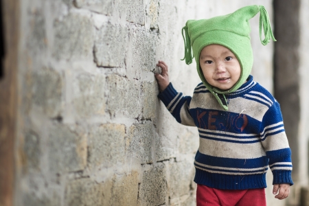 Unidentified H mong s child in Sa Pa, Vietnam December 04, 2012  Sapa is a mountain town in Vietnam and H mong are the 8th largest ethnic group in Vietnam のeditorial素材