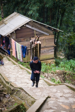Unidentified H mong man in Sa Pa, Vietnam December 04, 2012  Sapa is a mountain town in Vietnam and H mong are the 8th largest ethnic group in Vietnam のeditorial素材