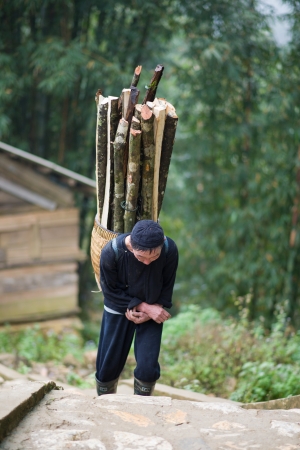Unidentified H mong man in Sa Pa, Vietnam December 04, 2012  Sapa is a mountain town in Vietnam and H mong are the 8th largest ethnic group in Vietnam のeditorial素材