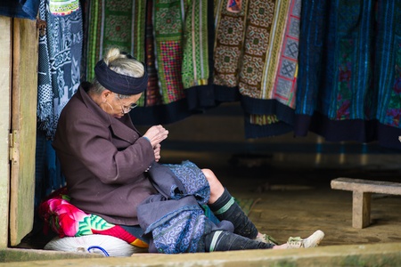 Unidentified H mong woman in Sa Pa, Vietnam December 04, 2012  Sapa is a mountain town in Vietnam and H mong are the 8th largest ethnic group in Vietnam のeditorial素材