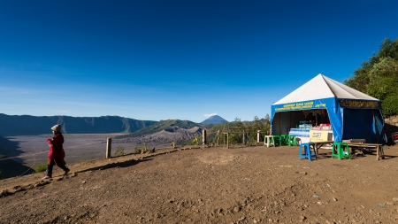 JAVA,INDONESIA-MAY 05 : Tourists hiking to viewpoint on Mount Penanjakan,The best views from Mount Bromo to the Sand Sea below and the surrounding volcanoes are at sunrise on May 05,2013 in Java , Indonesia.
のeditorial素材