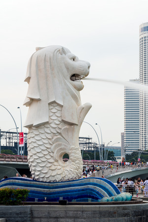 SINGAPORE - JULY 09: The Merlion fountain statue on July 09, 2015 in Singapore. Singapore is a world famous tourist city with highly developed economic infrastructure.のeditorial素材