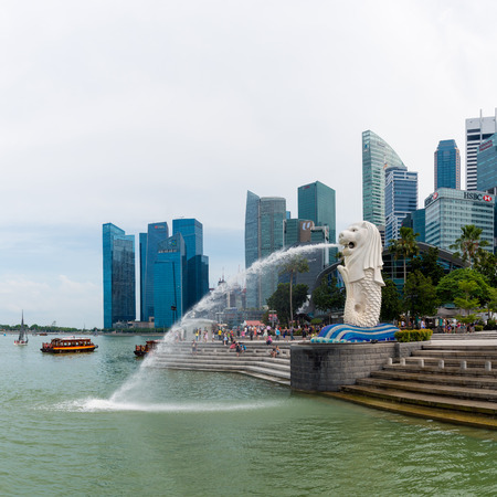 SINGAPORE - JULY 09: The Merlion fountain statue on July 09, 2015 in Singapore. Singapore is a world famous tourist city with highly developed economic infrastructure.のeditorial素材