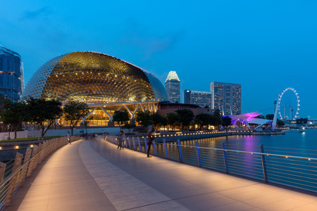 SINGAPORE - JULY 10: Singapore business buildings area at night on July 10, 2015 in Singapore. Singapore is a world famous tourist city with highly developed economic infrastructure.のeditorial素材
