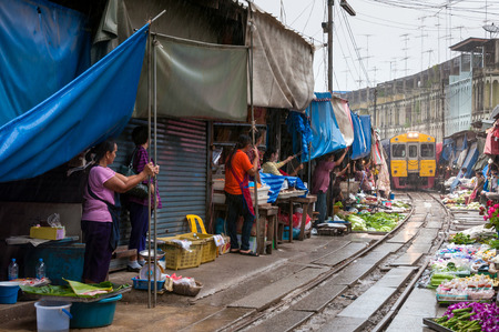 MAEKLONG,THAILAND-OCT 03:The Railway markets at Maeklong, Thailand, October 03, 2010,Maeklong,Thailand.The railway became famous its route through the Maeklong Railway Market,umbrella pulldown marketのeditorial素材