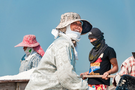 CHONBURI, THAILAND - MAR 11: Unidentified workers carrying salt at salt farm on March 07, 2010 in Chonburi Thailand. Chonburi is the main industrial area in Thailandのeditorial素材