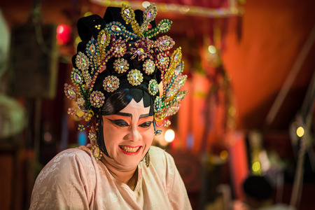 BANGKOK - OCTOBER 16: A Chinese opera actress painting mask on her face before the performance at backstage at major shrine in Bangkok's chinatown on October 16, 2015 in Bangkok,Thailandのeditorial素材