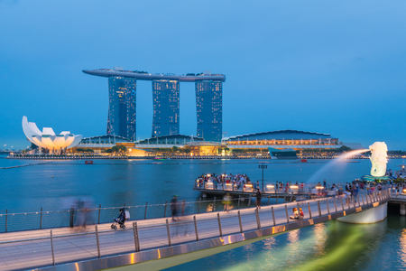 SINGAPORE - JULY 09: The Merlion fountain lit up at night on July 09, 2015 in Singapore. Singapore is a world famous tourist city with highly developed economic infrastructure.のeditorial素材