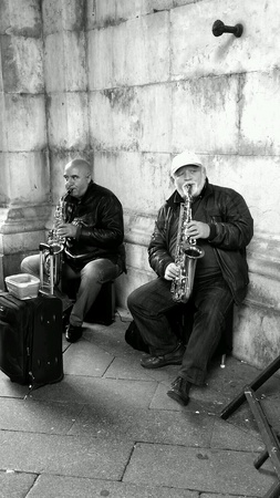 Street artists play the saxの素材