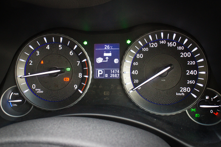Infiniti Q70L Hybrid Speed Dashboard の写真素材