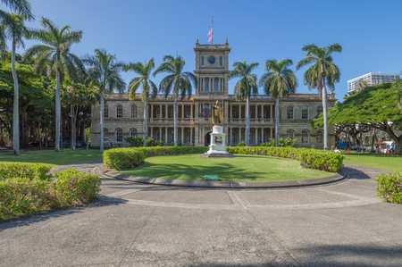 Honolulu, Jan 20:  View of the statue of King Kamehameha among the Capital buildings.  Honolulu, Hawaii, USA.  January 20, 2015.のeditorial素材