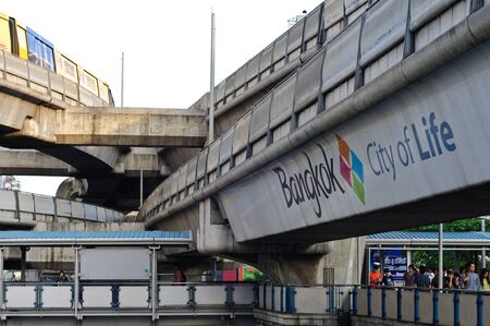 BANGKOK - NOVEMBER 12 : People of Bangkok and sky train system on November 12, 2011 in Bangkok.のeditorial素材