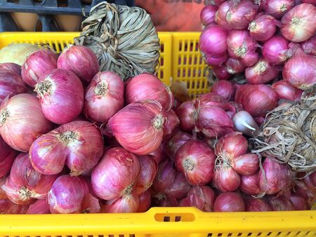 shallots in plastic trayの素材