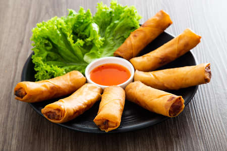 Deep fried spring rolls , popiah