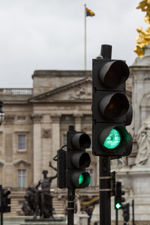 buckingham palace in london with traffic lightsのeditorial素材