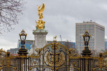 a park gate at buckingham palace in londonのeditorial素材