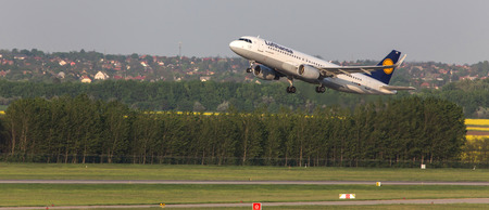budapest, budapest/hungary - 24 04 18: lufthansa airlines airplane starting at budapest airport hungaryのeditorial素材