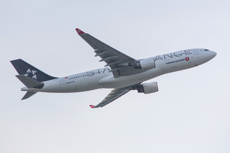 frankfurt, hesse/germany - 29 04 18: star alliance print by turkish airlines airplane starting from frankfurt airport germanyのeditorial素材