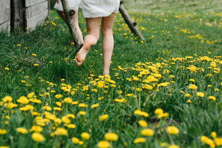 A girl sits on a wooden ladder and looking upの写真素材