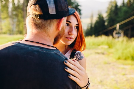 Photo beautiful couple in the mountains, close upの写真素材