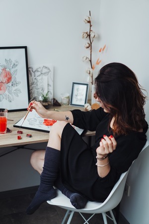 Young woman painting with watercolor paintsの写真素材