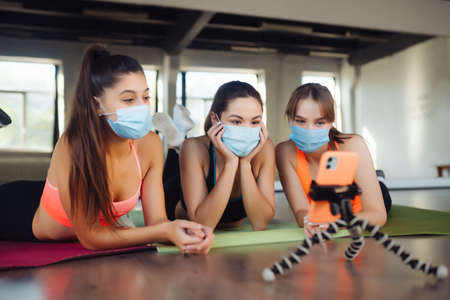 Young girls closely follow the teacher online.の写真素材